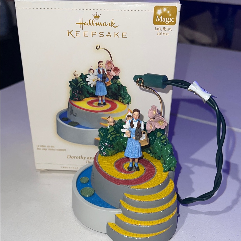 Hallmark Keepsake Dorothy and the Munchkins Ornament The Wizard Of Oz